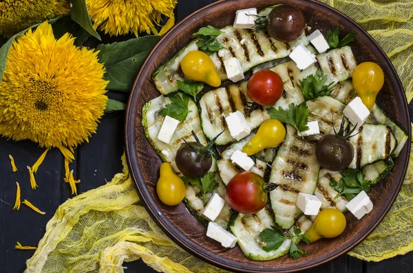 Gegrillter Zucchini-Salat mit Kirschtomaten und Feta mit Sonnenblumen — Stockfoto