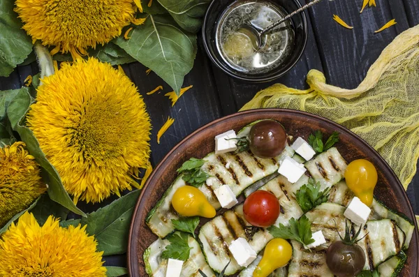 Gegrilde courgette salade met cherry tomaten en feta met zonnebloemen — Stockfoto