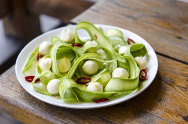 Mini mozzarella ve Jamie Oliver gelen biber kabak salatası