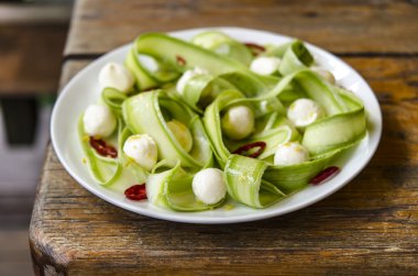 Mini mozzarella ve Jamie Oliver gelen biber kabak salatası