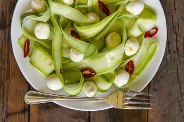 Mini mozzarella ve Jamie Oliver gelen biber kabak salatası
