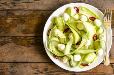 Mini mozzarella ve Jamie Oliver gelen biber kabak salatası
