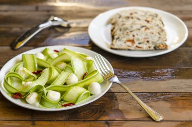 Mini Mozzarella peyniri ve biber Jamie Oliver ve rulo köfte mantar biber ve kabak kabak salatası