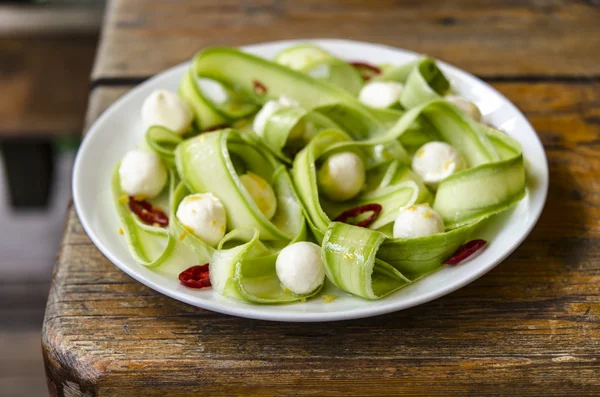 Ensalada de calabacín con mini mozzarella y chile de Jamie Oliver — Foto de Stock