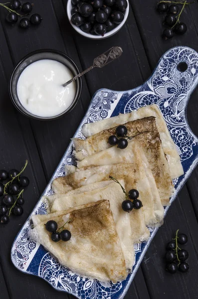 Panquecas com iogurte e groselha preta — Fotografia de Stock