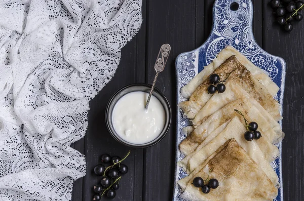 Panquecas com iogurte e groselha preta — Fotografia de Stock