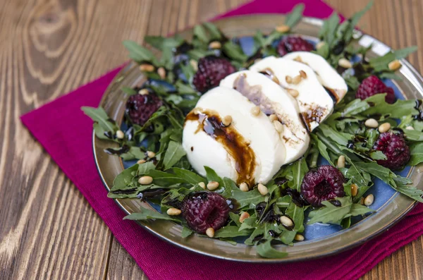 Ensalada de rúcula con frambuesas mozzarella piñones —  Fotos de Stock