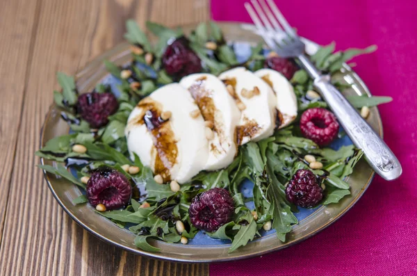 Salát rukola s mozzarellou maliny piniové oříšky — Stock fotografie