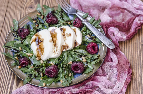 Salada Arugula com framboesas mussarela pinhões — Fotografia de Stock