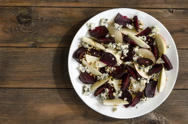 Apple salad with beetroot and walnuts blue cheese — 图库照片