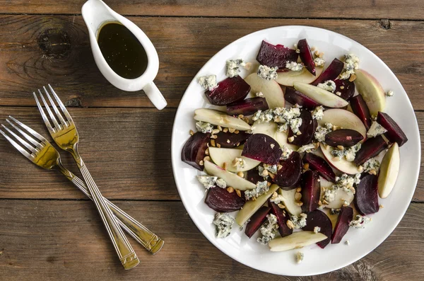 Apple salad with beetroot and walnuts blue cheese — Stockfoto