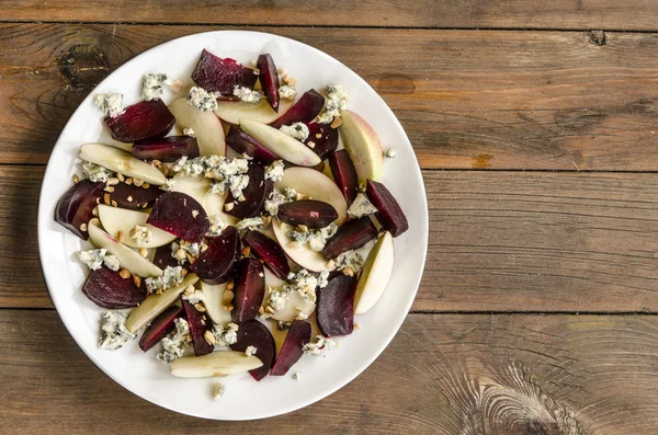 Apple salad with beetroot and walnuts blue cheese — 图库照片