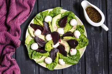 Romano mini mozzarella ve pancar Avokado salatası