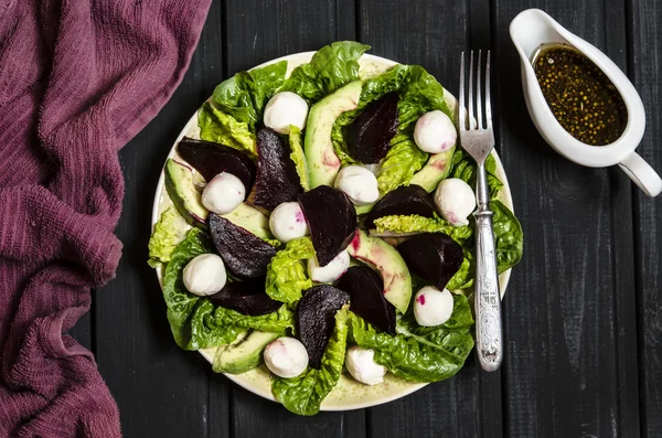 Салат из авокадо с мини-моцареллой и свеклой — стоковое фото