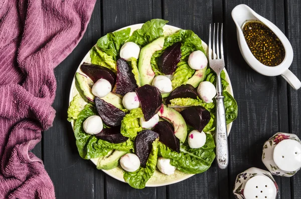 Romano mini mozzarella ve pancar Avokado salatası — Stok fotoğraf