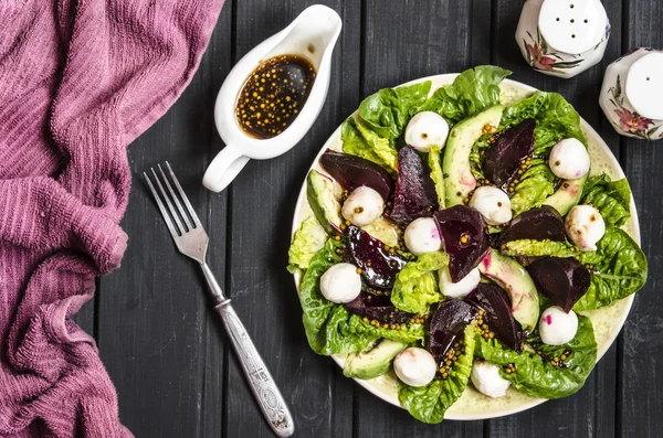 Salade d'avocat avec mini mozzarella Romano et betterave — Photo