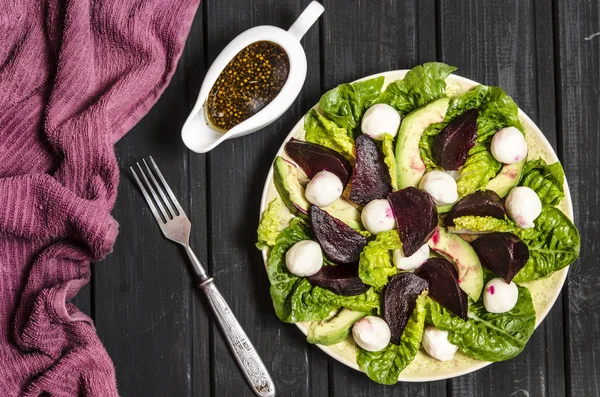 Romano mini mozzarella ve pancar Avokado salatası — Stok fotoğraf
