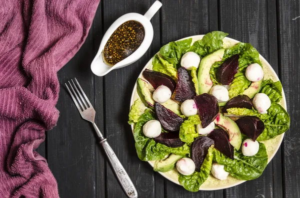 Avokadosallad med Romano mini mozzarella och rödbetor — Stockfoto