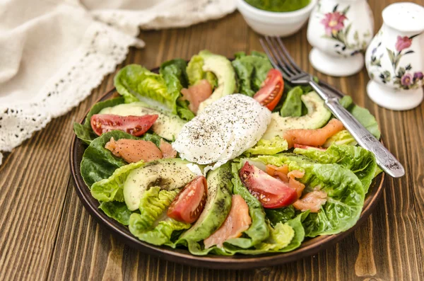 Ensalada de Aguacate con salmón de tomate Romano y huevo escalfado sazonado —  Fotos de Stock