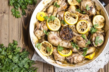 Limon kekik ve sarımsak üzerinden Gordon Ramsay ile tavuk