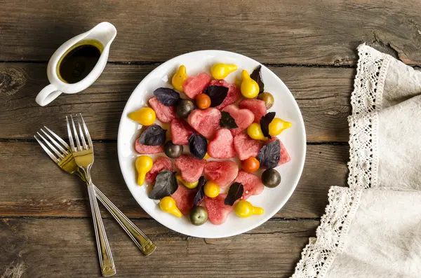 Vattenmelon sallad med feta ost och basilika tomat med balsamico dressing — Stockfoto