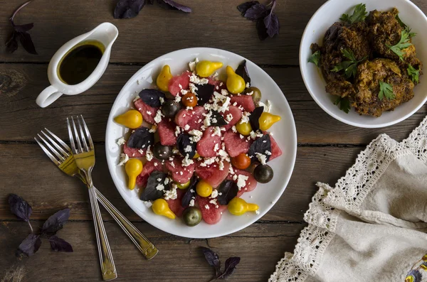 Арбузный салат с сыром фета и базиликовые помидоры с бальзамическим соусом — стоковое фото