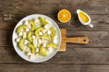 Mini mozzarella turuncu-tatlım soyunma kavun ve Avokado salatası