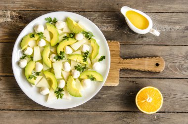 Mini mozzarella turuncu-tatlım soyunma kavun ve Avokado salatası