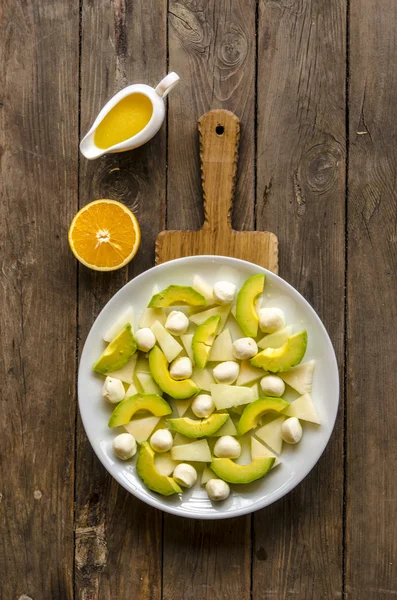 Salade met meloen en avocado mini mozzarella oranje-honing dressing — Stockfoto