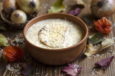 Fransız soğan çorbası croutons
