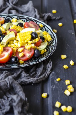 Zeytin ve domates Avokado salatası mısır ızgara