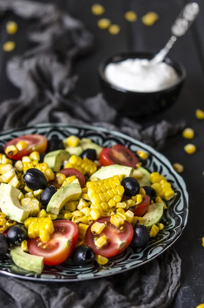 Ensalada con tomates y aceitunas de aguacate a la parrilla de maíz — Foto de Stock