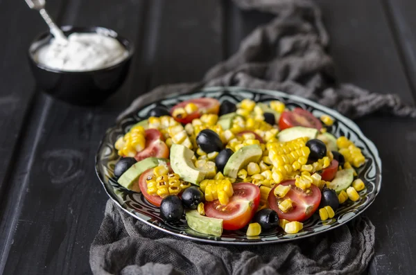 Salat mit Tomaten und Oliven Avocado gegrilltem Mais — Stockfoto