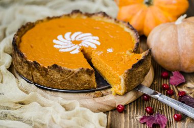 Düz kek shortcrust hamur üzerinde kabak cheesecake