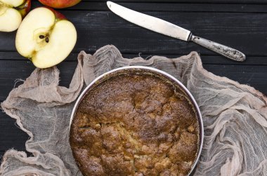 Apple charlotte irmik ile