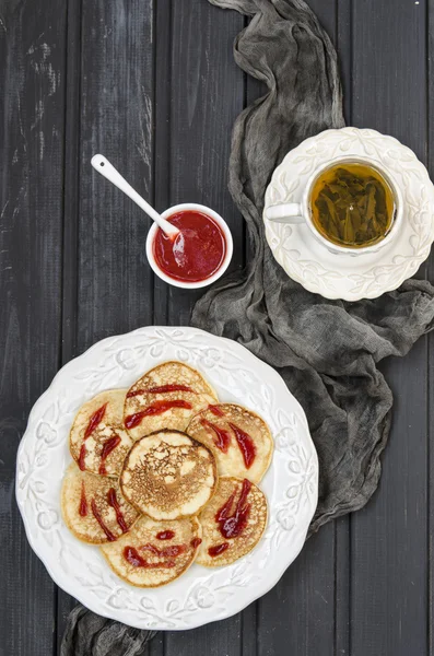 Oatmeal pancakes on the jam — Stock Photo, Image