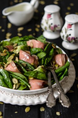 Ispanak salatası, avokado ve kabak çekirdeği tuzlu balık