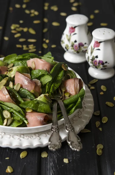 Salát s listovým špenátem, avokádo a dýňová semena solené ryby — Stock fotografie
