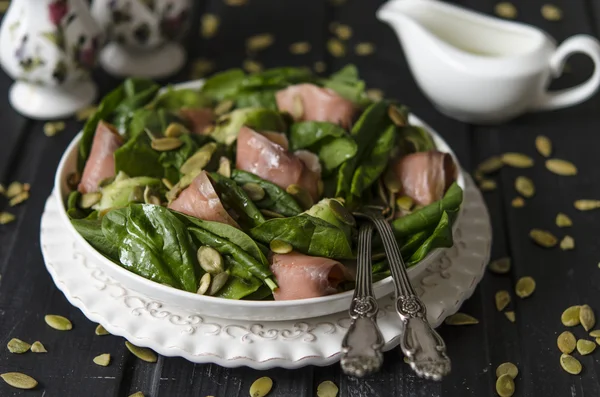 Ensalada con espinacas, aguacate y semillas de calabaza pescado salado — Foto de Stock