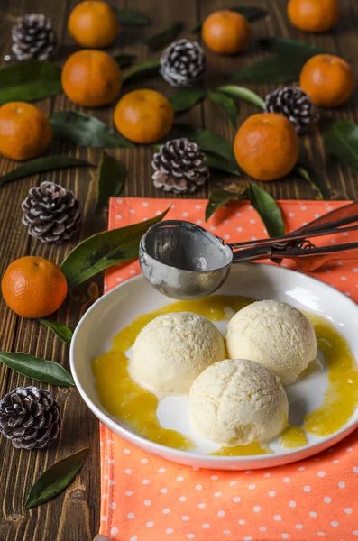 Ice cream met tangerine saus — Stockfoto