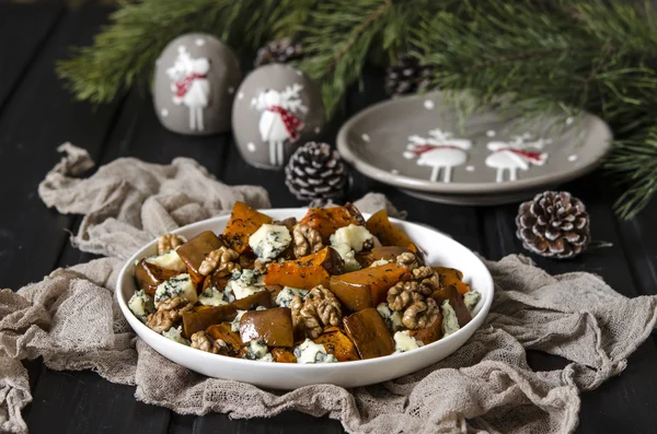 Salad with pumpkin, walnuts and blue cheese — Stock Photo, Image
