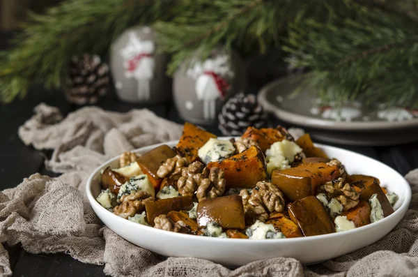 Salad with pumpkin, walnuts and blue cheese — Stock Photo, Image