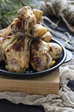 Fırında baharatlı tavuk budu