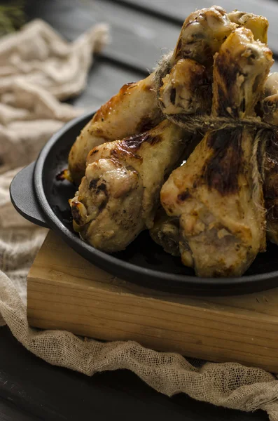 Fırında baharatlı tavuk budu