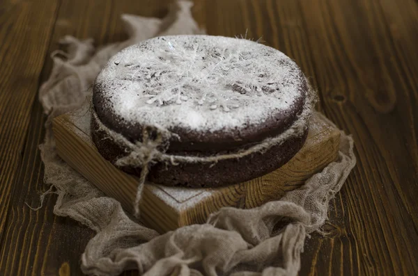 Bolo de chocolate com açúcar de confeiteiro — Fotografia de Stock