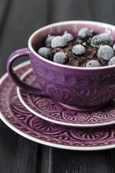 Porridge di riso al cioccolato con ribes nero — Foto Stock