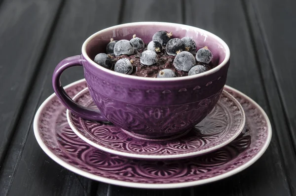 Gachas de arroz con chocolate y grosellas negras — Foto de Stock