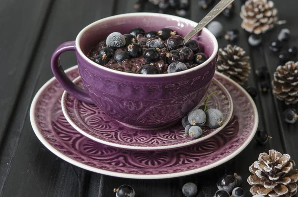 Gachas de arroz con chocolate y grosellas negras — Foto de Stock