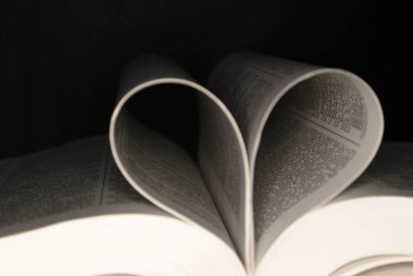 Kalp şeklinde kitap sayfaları