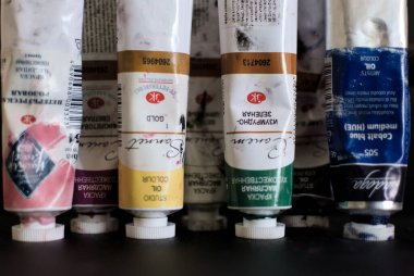 Pastel renklerde farklı renklerde yağ boya tüpleri.